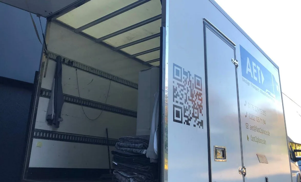 Umzugswagen von AET Umzüge mit geöffneter Ladefläche